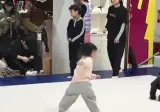 건강하라고 보낸 체육관에서 카메라 꺼내든 엄마..gif