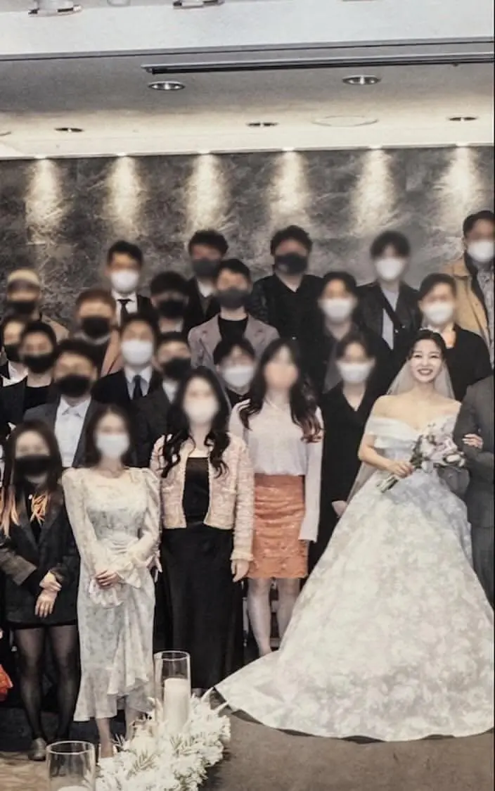 결혼식 단체 사진 보는데 이상함