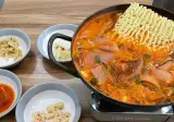 부대찌개를 보고 눈이 돌아간 인간