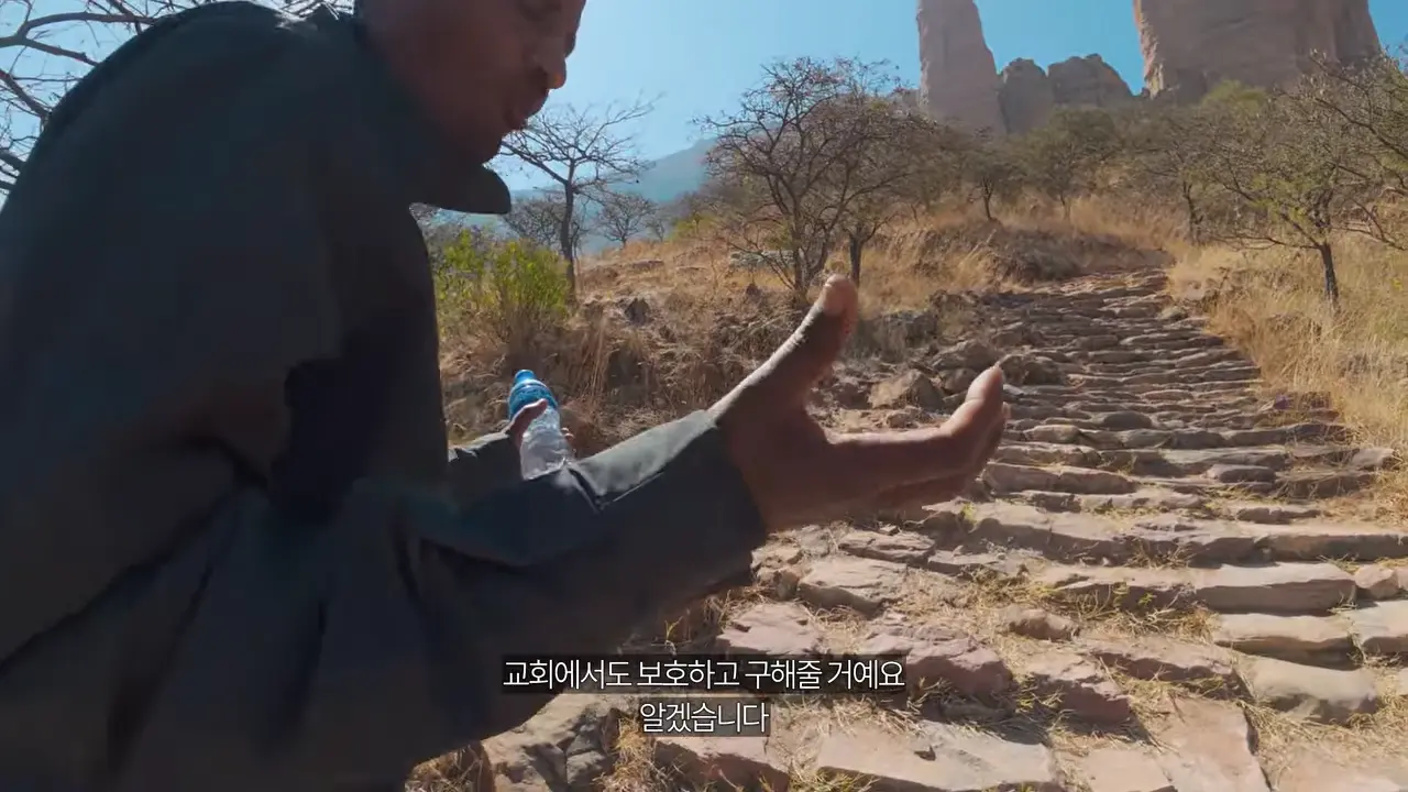 절벽 끝에 만든 세계에서 가장 위험한 교회 가보기【아프리카7】 8-11 screenshot.png