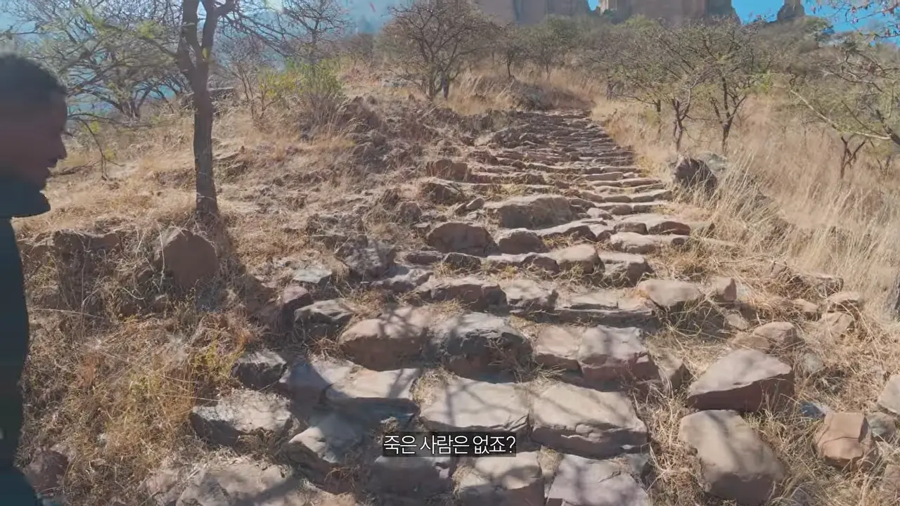 절벽 끝에 만든 세계에서 가장 위험한 교회 가보기【아프리카7】 8-7 screenshot.png