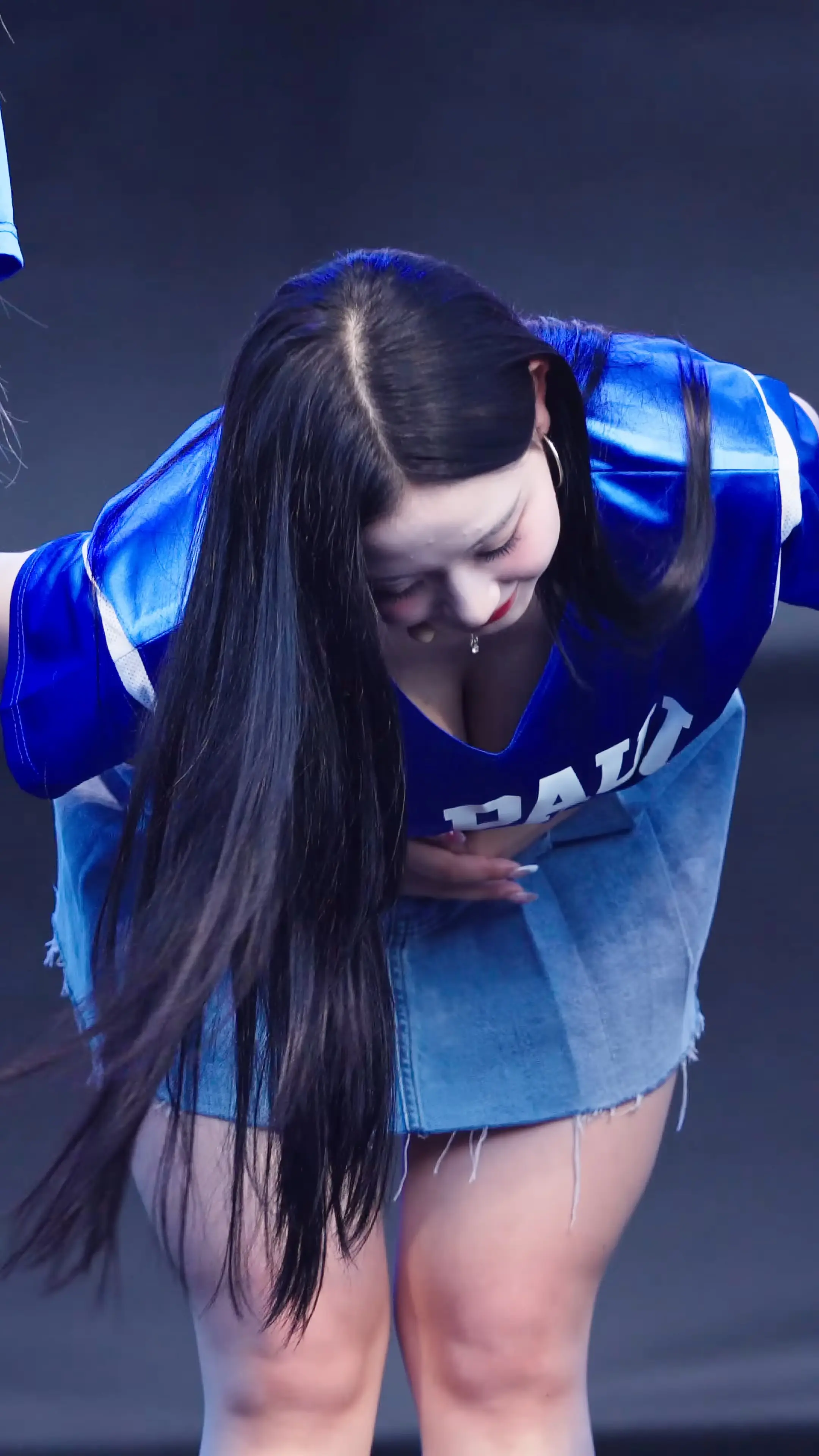 배꼽인사 하는 예의 바른 채연이 #김채연 #KimChaeYeon #트리플에스 #tripleS(4).jpg