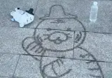 물병 하나로 바닥에 그림 그리는데 퀄리티가 ㄷㄷ