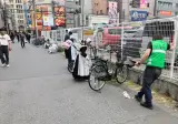 단체로 거리 청소한 오사카 메이드 카페 연합 ㅋㅋㅋ.JPEG