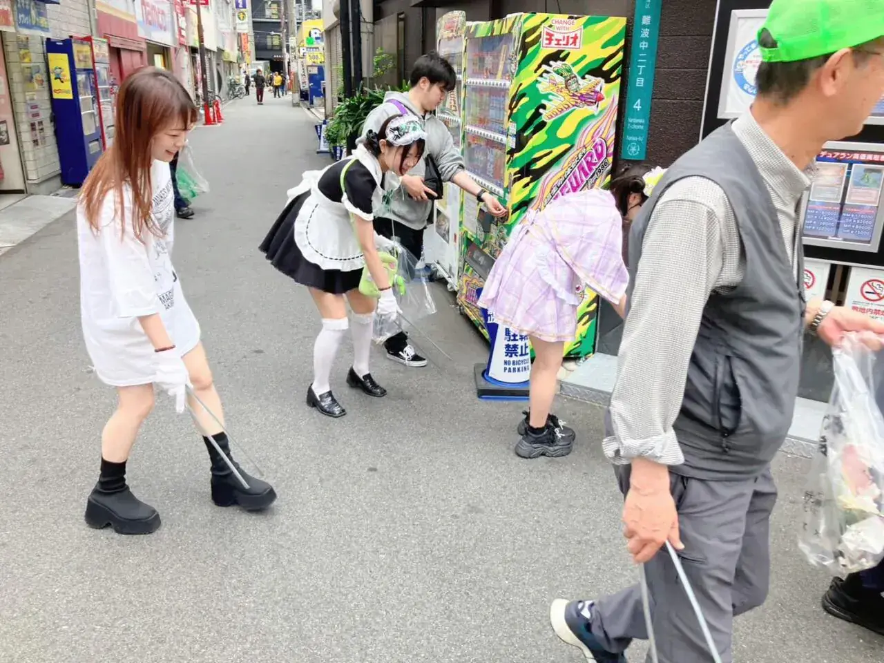 image.png 단체로 거리 청소한 오사카 메이드 카페 연합 ㅋㅋㅋ.JPEG