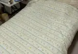침대 위에 떨어트린 땅콩 두개.jpg