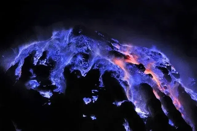this-volcano-in-indonesia-erupts-icy-violet-colored-lava-at-v0-stpnnmp5o01h1.jpeg