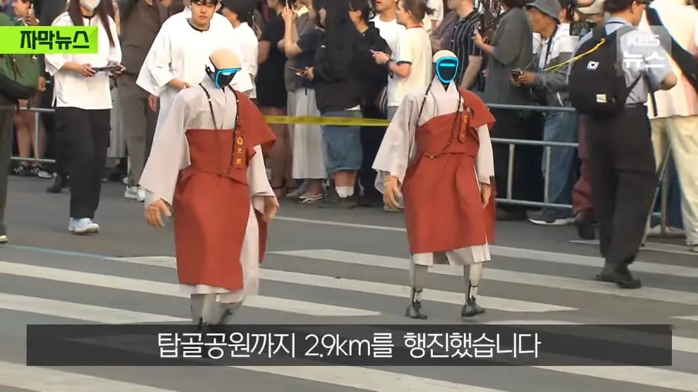 KBS News - [자막뉴스] 연등회에 등장한 로봇 스님들…탄성 터진 시민들 우와아아 KBS 2026.05.18. [MuRNXUG_XoE - 9.jpeg