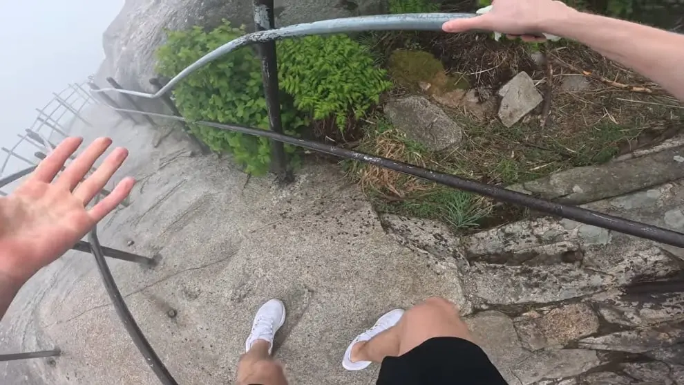 Blake Burnette - I Almost Died Hiking Alone in Seoul. [5rupp1T2iQE - 990x557 - 23m19s].jpeg