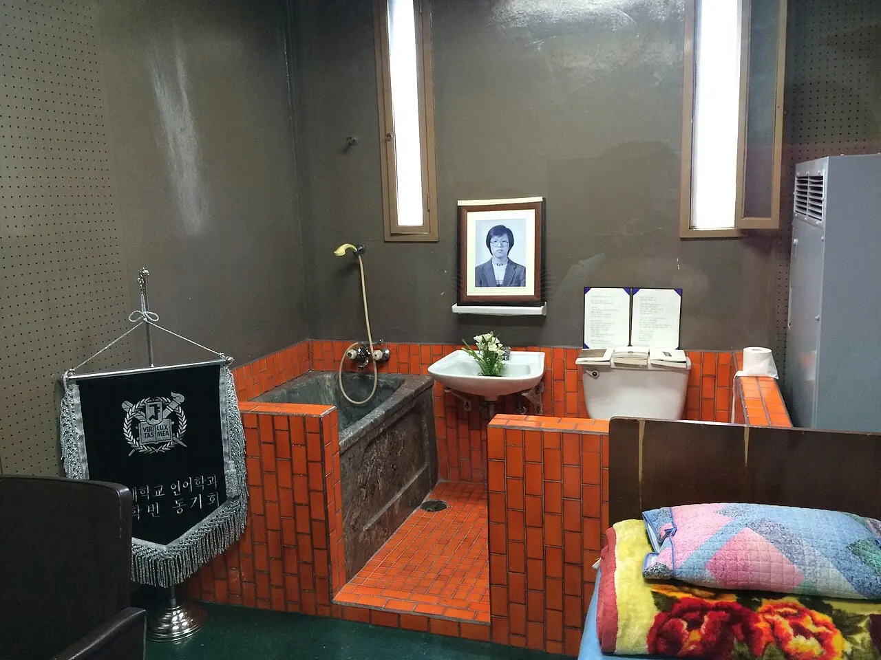 Park_Jong_Cheol_Memorial_Room_in_Namyeongdong_Daegong_Bunsil.jpg