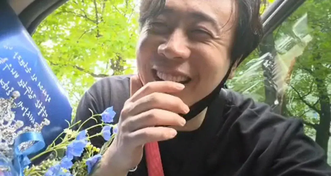 배우 김수현 팬클럽한테 선물받은 장사의신 은현장 ㅋㅋ
