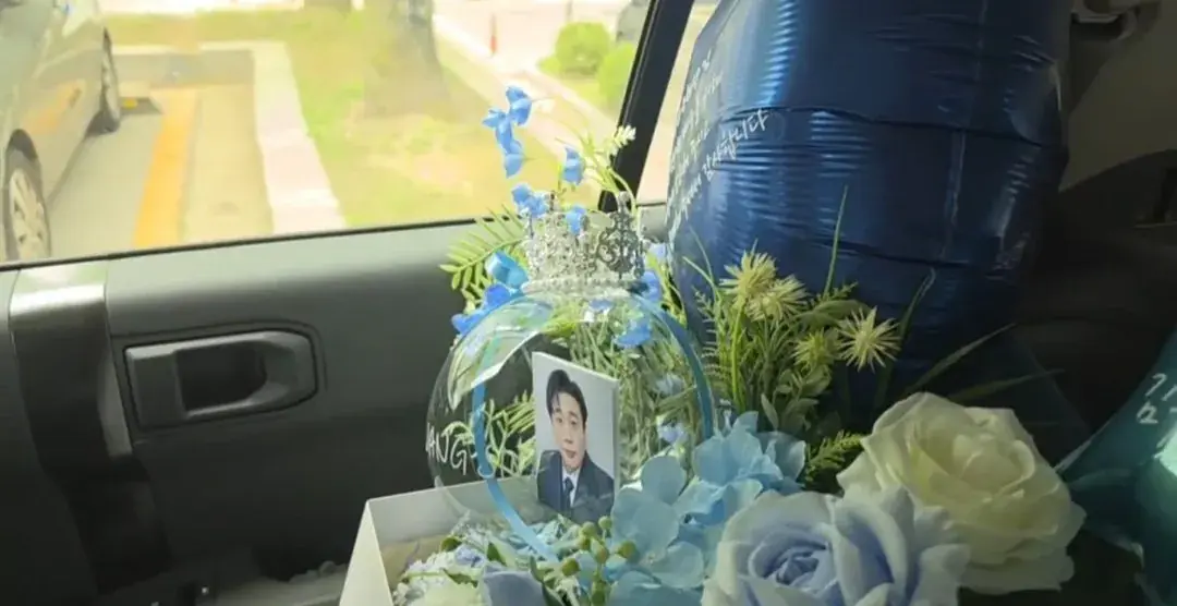 배우 김수현 팬클럽한테 선물받은 장사의신 은현장 ㅋㅋ