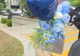 배우 김수현 여성팬한테 꽃 선물받은 장사의신 은현장 ㅋㅋ
