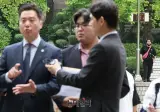 김세의를 멀리서 보는 장신