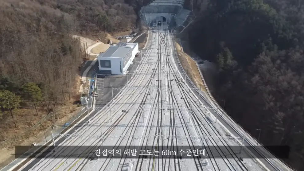 Hagoon 하군 - 어쩌다보니 산꼭대기에 지하철을 짓게 된 이유ㄷㄷ 서울지하철 4호선 새 차량기지 근황 [29Lb4cPo5Oo - .jpeg.png