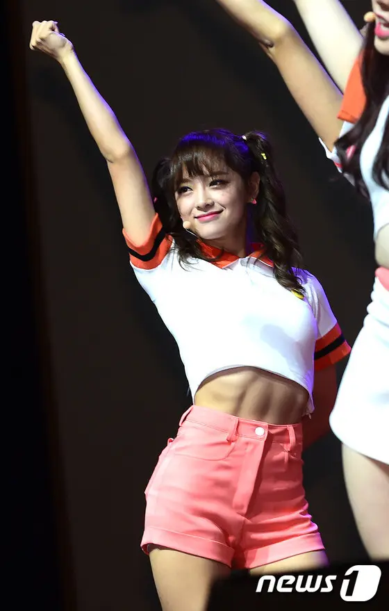 I.O.I 김세정 - 10년전과 최근 복근.jpg