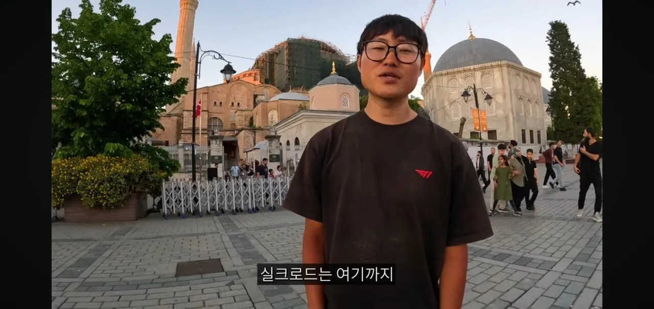 Screenshot_20260602_214253_YouTube.jpg 오늘자 유튜브 댓글로 후원 봇물터진 여행유튜버 ㄷㄷㄷㄷ