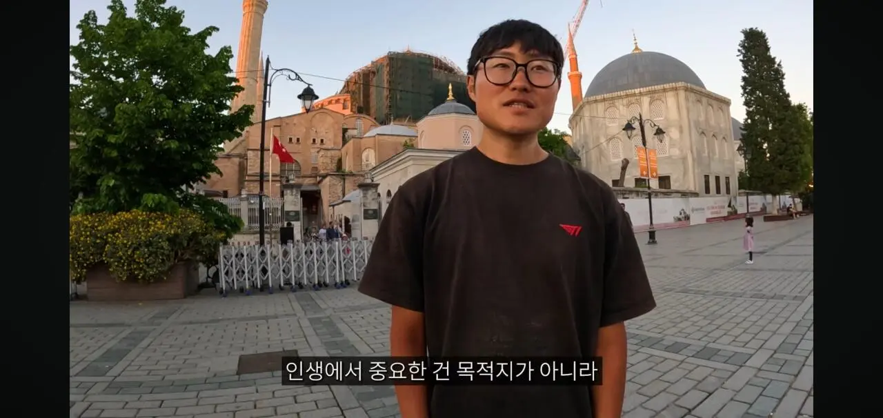 Screenshot_20260602_214045_YouTube.jpg 오늘자 유튜브 댓글로 후원 봇물터진 여행유튜버 ㄷㄷㄷㄷ