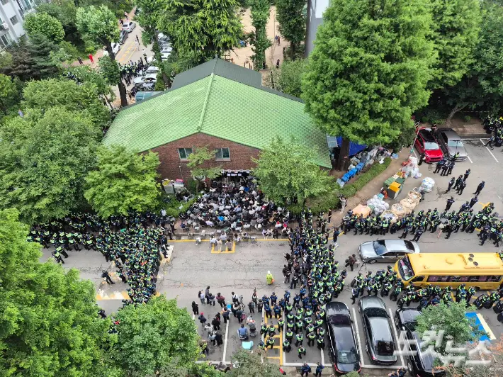 경찰, 잠실 투표소 기동대 1천명 투입…시위대 끌어내는중