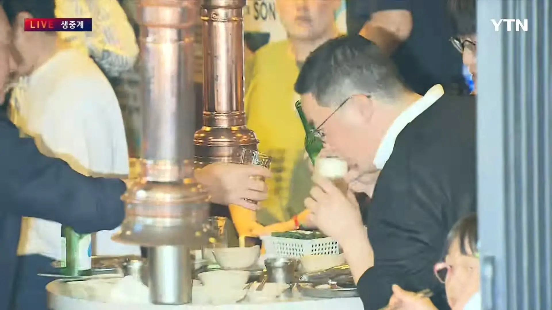 [LIVE] 재계 총수들 삽겹살집 총집합…젠슨 황 '삼소 회동' 현장 l 이 시각 홍대 _ YTN 2-4-1 screenshot.jpg