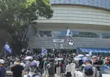 시위대 "나라가 이 꼴인데 무슨 공연이냐! 위버스콘 리허설 중단하라!"