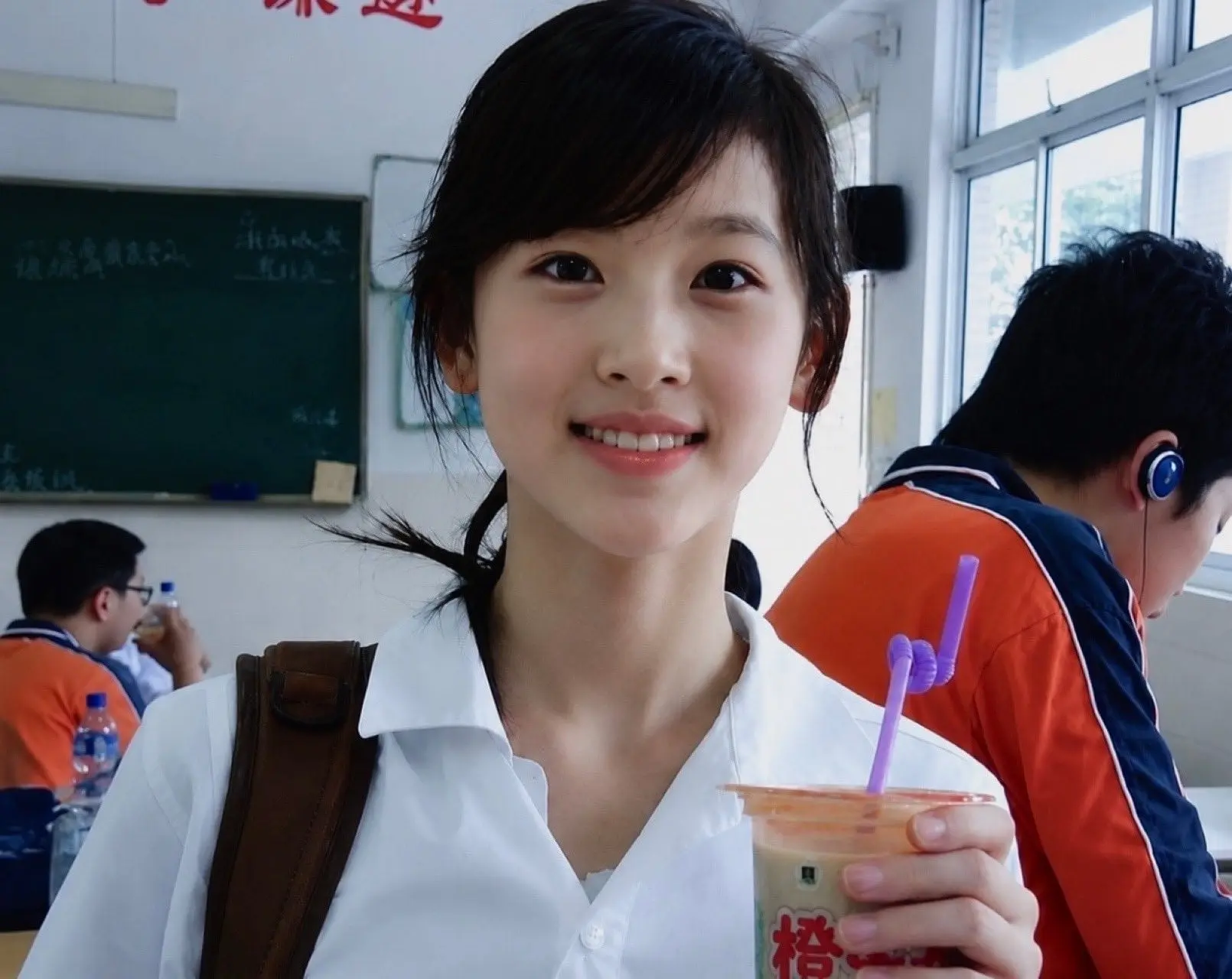HKGdIdva4AAH41C.jpg