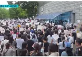 저기에 어린아이 왜 데리고 가는지