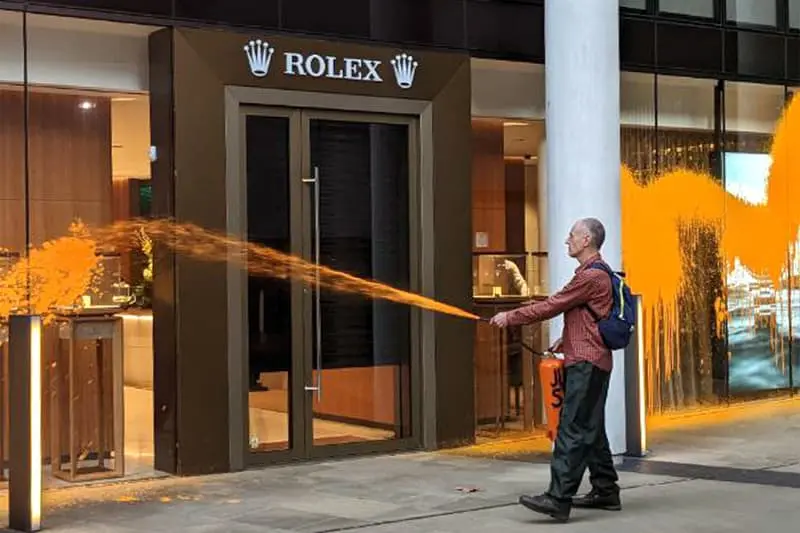 https_kr.hypebeast.com_files_2022_10_Just-stop-oil-suppoter-sprays-orange-paint-on-rolex-jewellers-00.jpg
