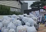 올림픽공원에 쌓인 쓰레기들.jpg