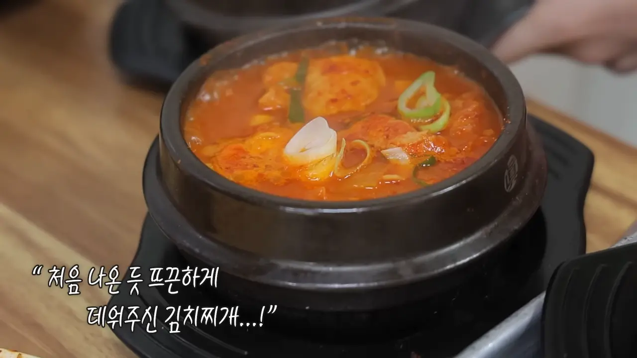 이거 먹으려고 새벽 4시에 일어났습니다🥺 매일 새벽 2시에 나오는 사장님의 청량리 백반 먹방 13-58 screenshot.png 새벽 6시에 백반집에서 먹방하는 쯔양 근황 ㄷㄷㄷ