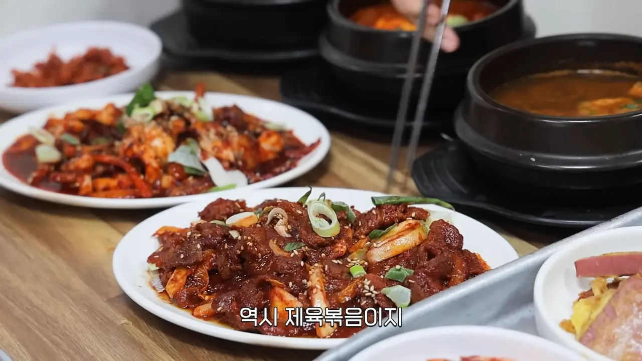 이거 먹으려고 새벽 4시에 일어났습니다🥺 매일 새벽 2시에 나오는 사장님의 청량리 백반 먹방 4-47 screenshot.png 새벽 6시에 백반집에서 먹방하는 쯔양 근황 ㄷㄷㄷ