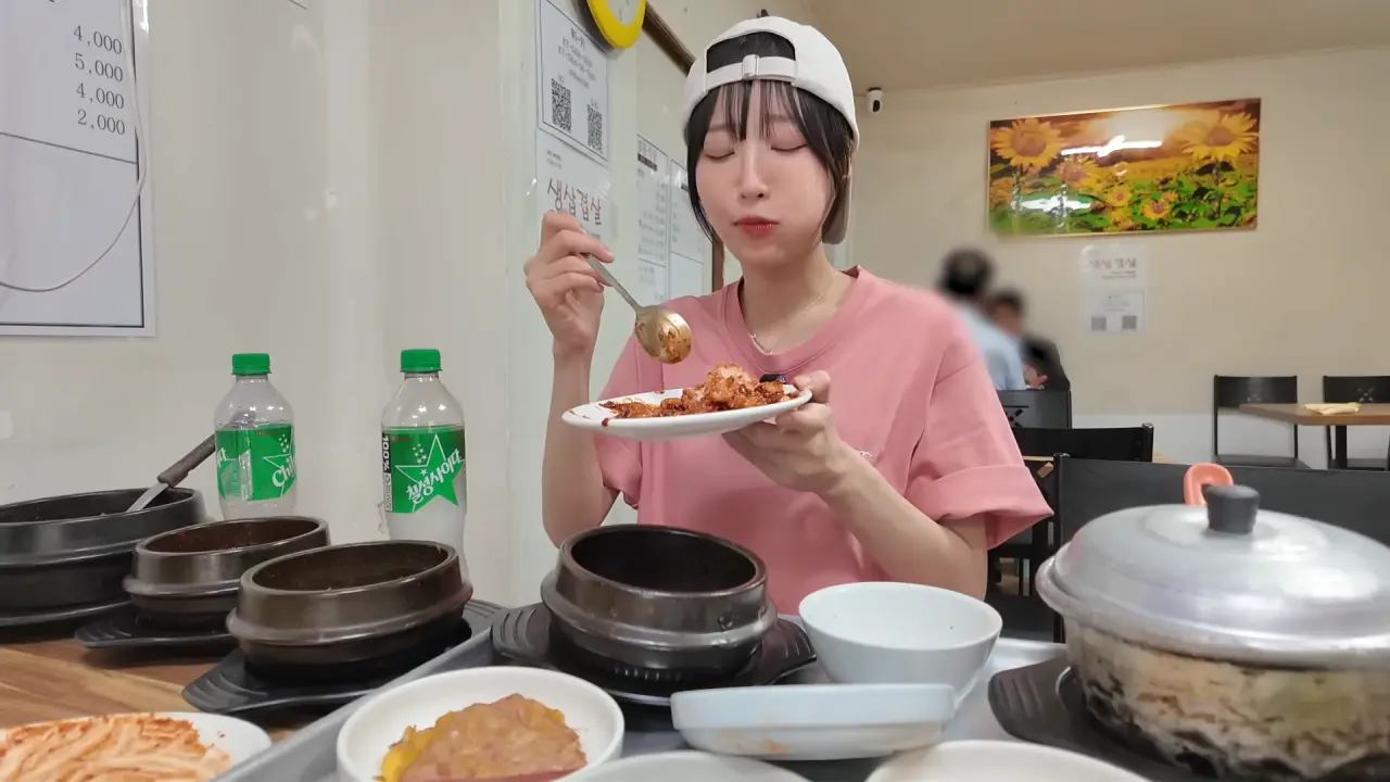 이거 먹으려고 새벽 4시에 일어났습니다🥺 매일 새벽 2시에 나오는 사장님의 청량리 백반 먹방 13-41 screenshot.png 새벽 6시에 백반집에서 먹방하는 쯔양 근황 ㄷㄷㄷ