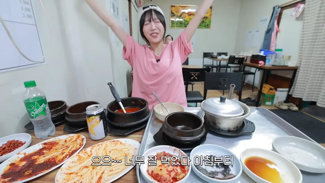 이거 먹으려고 새벽 4시에 일어났습니다🥺 매일 새벽 2시에 나오는 사장님의 청량리 백반 먹방 17-54 screenshot.png 새벽 6시에 백반집에서 먹방하는 쯔양 근황 ㄷㄷㄷ