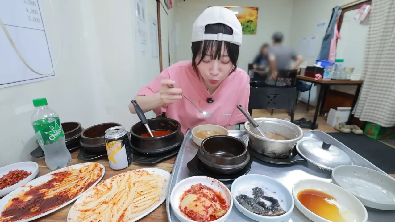 이거 먹으려고 새벽 4시에 일어났습니다🥺 매일 새벽 2시에 나오는 사장님의 청량리 백반 먹방 17-37 screenshot.png 새벽 6시에 백반집에서 먹방하는 쯔양 근황 ㄷㄷㄷ