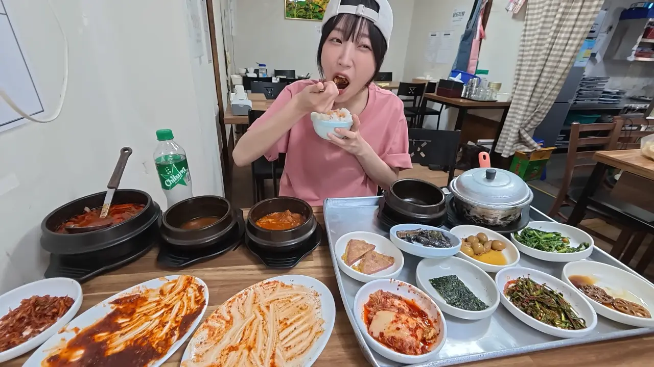 이거 먹으려고 새벽 4시에 일어났습니다🥺 매일 새벽 2시에 나오는 사장님의 청량리 백반 먹방 14-45 screenshot.png 새벽 6시에 백반집에서 먹방하는 쯔양 근황 ㄷㄷㄷ