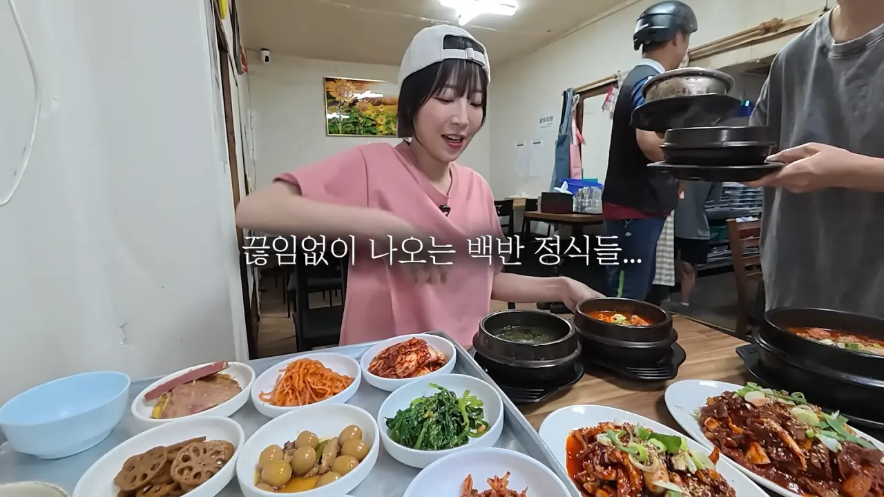 이거 먹으려고 새벽 4시에 일어났습니다🥺 매일 새벽 2시에 나오는 사장님의 청량리 백반 먹방 4-8 screenshot.png 새벽 6시에 백반집에서 먹방하는 쯔양 근황 ㄷㄷㄷ