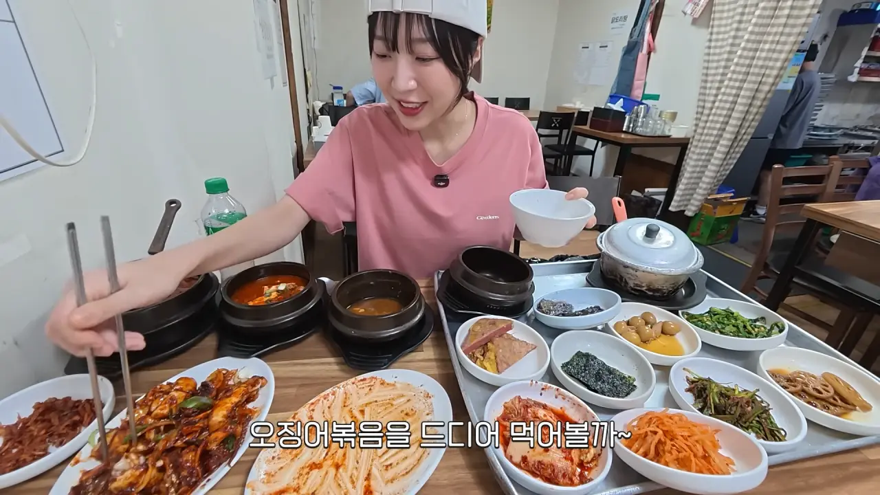 이거 먹으려고 새벽 4시에 일어났습니다🥺 매일 새벽 2시에 나오는 사장님의 청량리 백반 먹방 12-33 screenshot.png 새벽 6시에 백반집에서 먹방하는 쯔양 근황 ㄷㄷㄷ