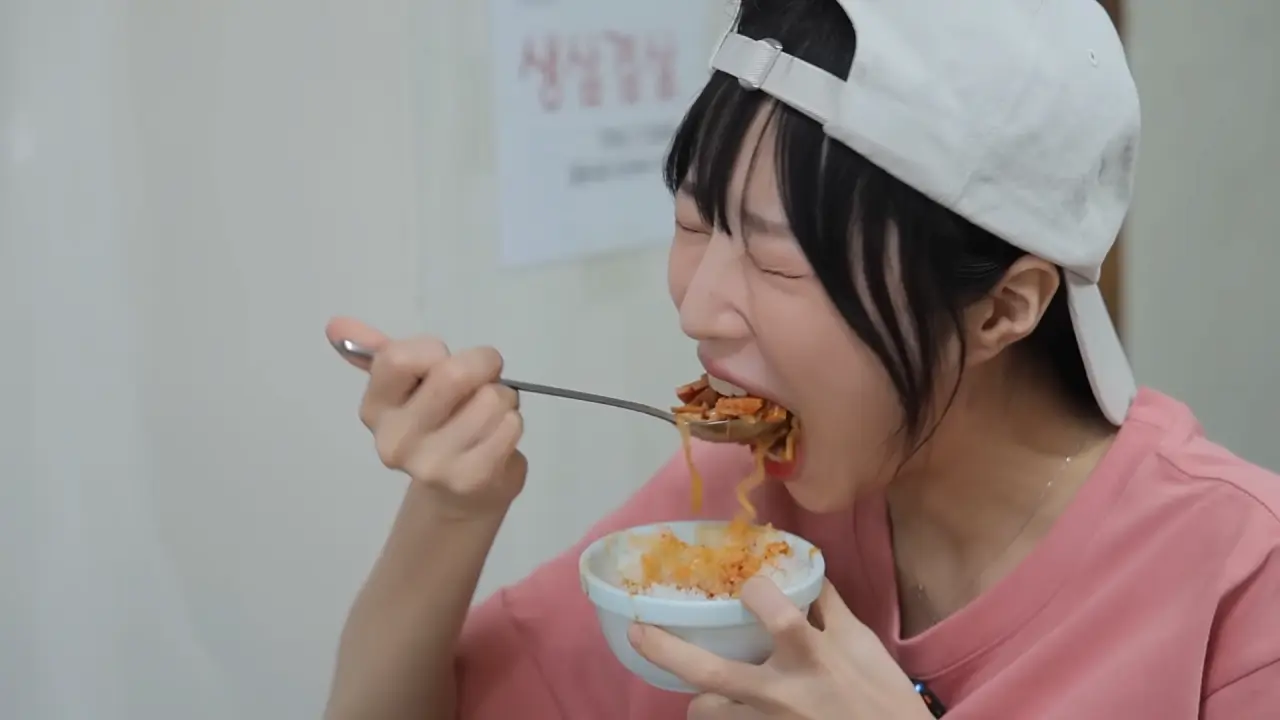 이거 먹으려고 새벽 4시에 일어났습니다🥺 매일 새벽 2시에 나오는 사장님의 청량리 백반 먹방 16-0 screenshot.png 새벽 6시에 백반집에서 먹방하는 쯔양 근황 ㄷㄷㄷ