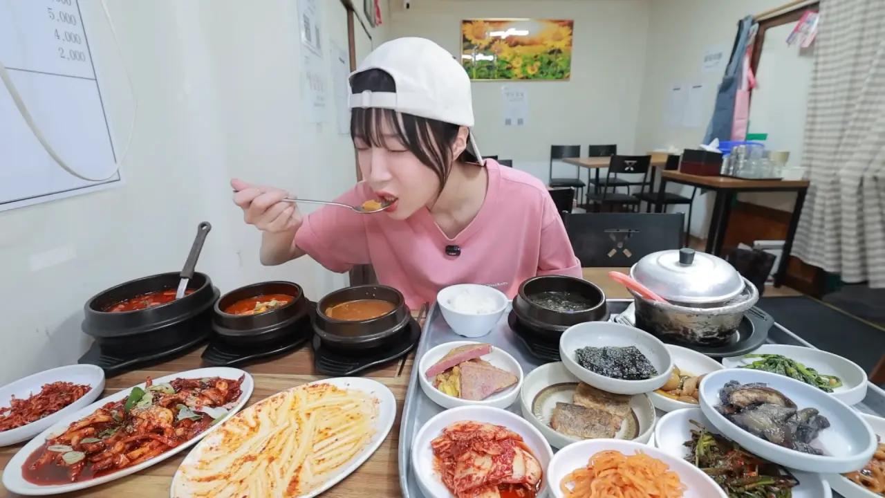 이거 먹으려고 새벽 4시에 일어났습니다🥺 매일 새벽 2시에 나오는 사장님의 청량리 백반 먹방 7-46 screenshot.png 새벽 6시에 백반집에서 먹방하는 쯔양 근황 ㄷㄷㄷ
