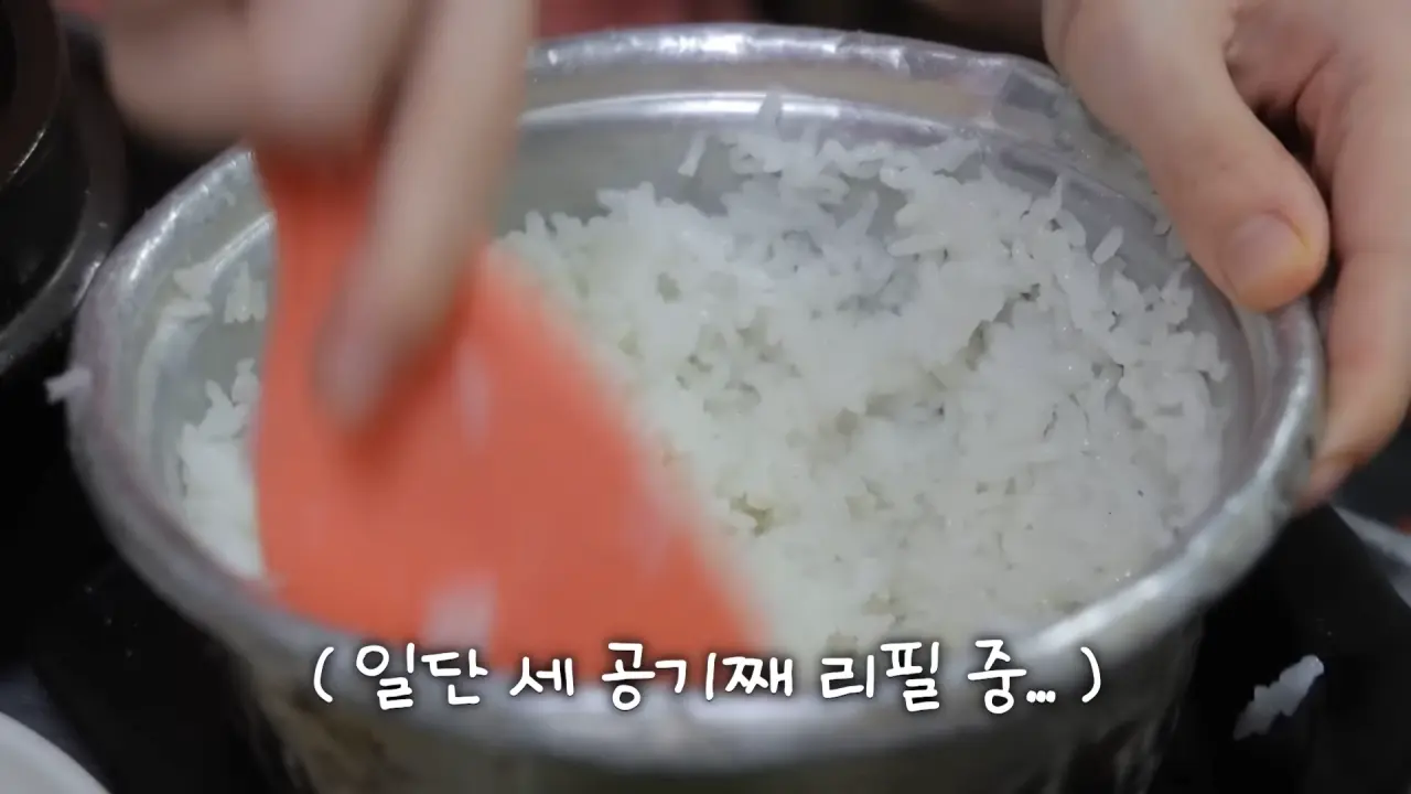 이거 먹으려고 새벽 4시에 일어났습니다🥺 매일 새벽 2시에 나오는 사장님의 청량리 백반 먹방 10-27 screenshot.png 새벽 6시에 백반집에서 먹방하는 쯔양 근황 ㄷㄷㄷ