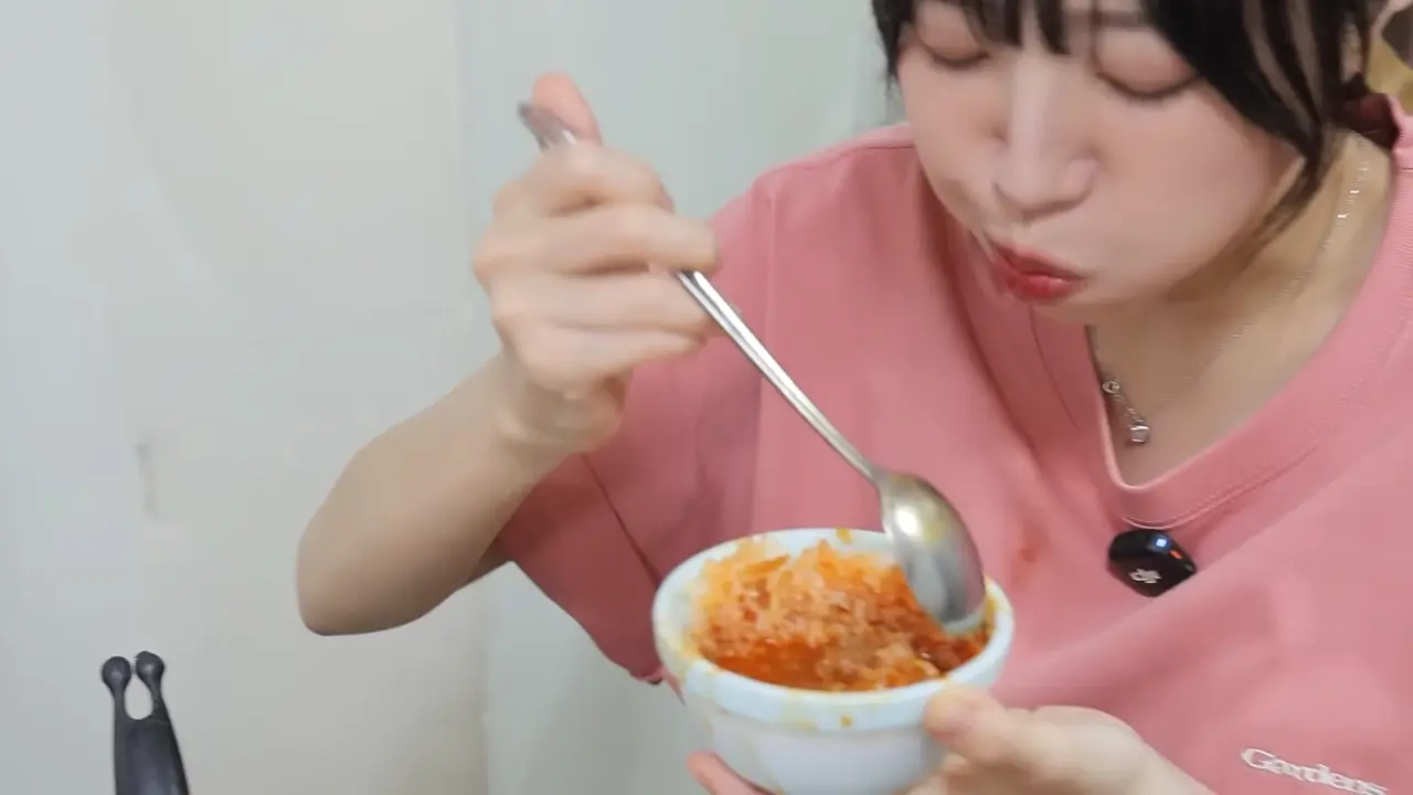 이거 먹으려고 새벽 4시에 일어났습니다🥺 매일 새벽 2시에 나오는 사장님의 청량리 백반 먹방 17-17 screenshot.png 새벽 6시에 백반집에서 먹방하는 쯔양 근황 ㄷㄷㄷ