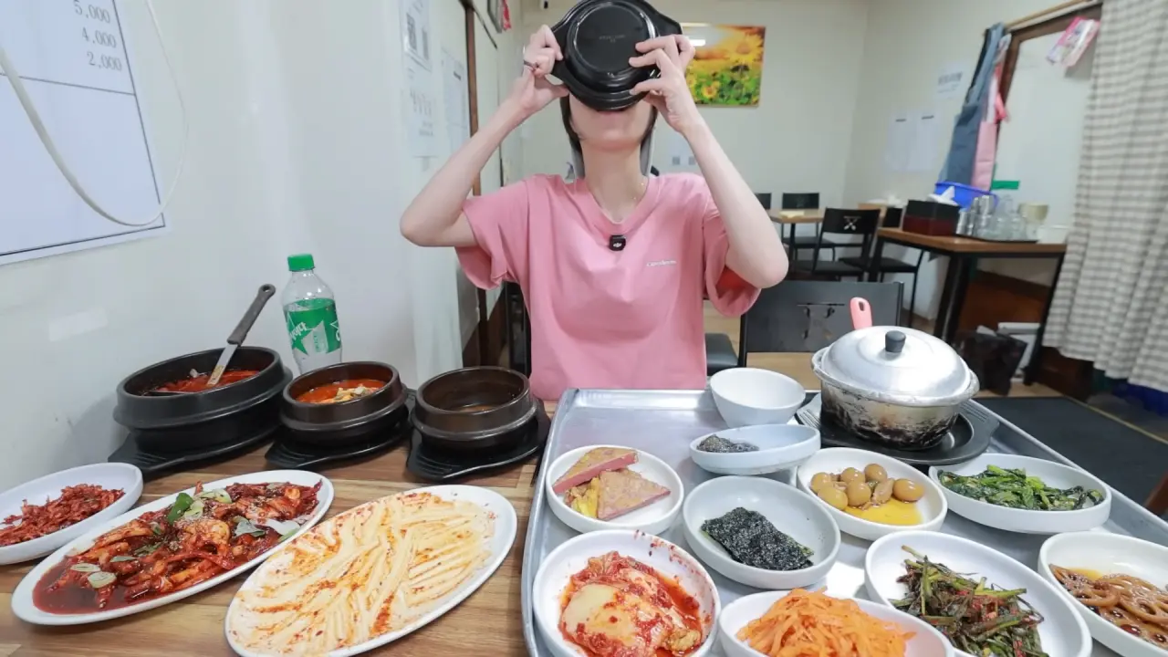 이거 먹으려고 새벽 4시에 일어났습니다🥺 매일 새벽 2시에 나오는 사장님의 청량리 백반 먹방 12-13 screenshot.png 새벽 6시에 백반집에서 먹방하는 쯔양 근황 ㄷㄷㄷ