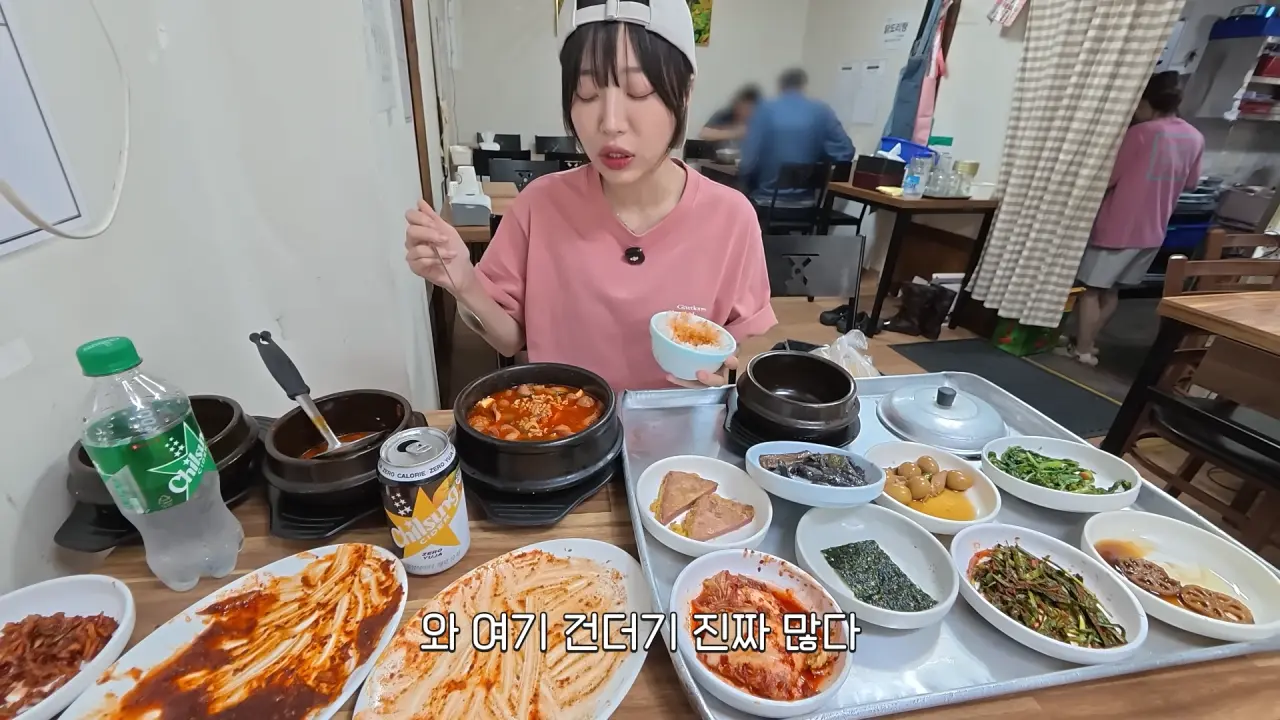 이거 먹으려고 새벽 4시에 일어났습니다🥺 매일 새벽 2시에 나오는 사장님의 청량리 백반 먹방 15-53 screenshot.png 새벽 6시에 백반집에서 먹방하는 쯔양 근황 ㄷㄷㄷ