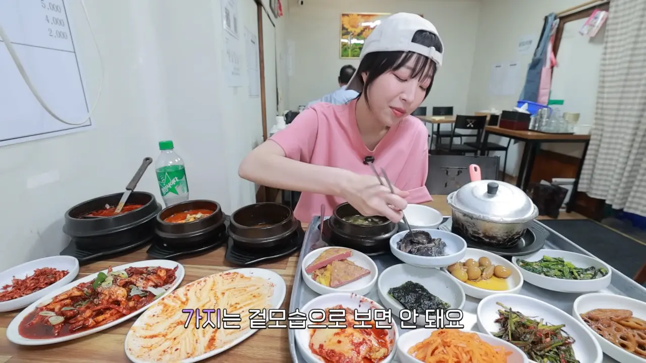이거 먹으려고 새벽 4시에 일어났습니다🥺 매일 새벽 2시에 나오는 사장님의 청량리 백반 먹방 11-41 screenshot.png 새벽 6시에 백반집에서 먹방하는 쯔양 근황 ㄷㄷㄷ