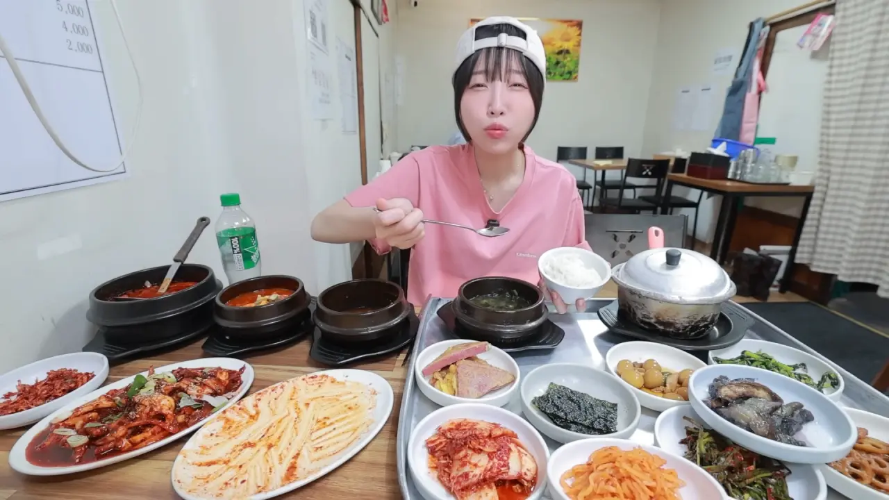 이거 먹으려고 새벽 4시에 일어났습니다🥺 매일 새벽 2시에 나오는 사장님의 청량리 백반 먹방 10-51 screenshot.png 새벽 6시에 백반집에서 먹방하는 쯔양 근황 ㄷㄷㄷ