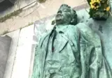 사람들이 한번씩 쓰다듬고 가는 동상