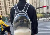 가방에 흰 우유를 담고 다니는 사람 jpg