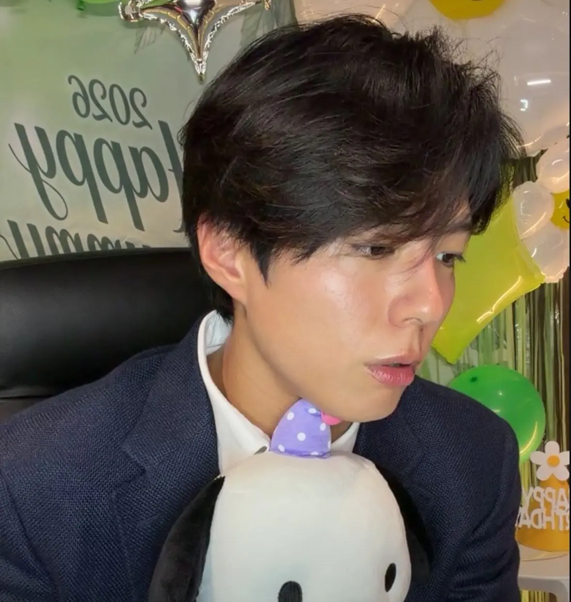HK8EtJpbsAAFiJW.jpeg