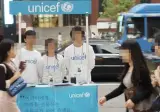 길거리에서 스티커 붙여 달라는 사람들 그냥 돈내놔 !!가 목적임..jpg
