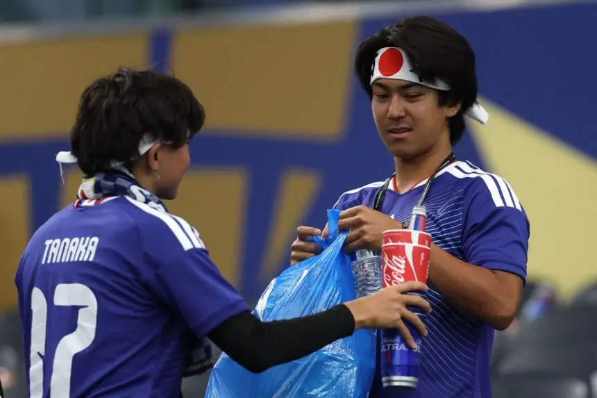 일본 축구 팬들이 경기장에서 뒷정리하는 모습. AFP연합뉴스